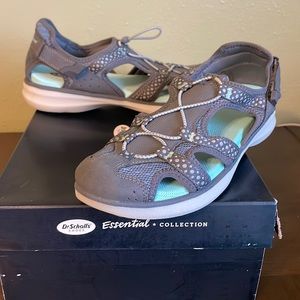 Women’s size 7 DrScholl’s Essential Collection Outdoor shoe